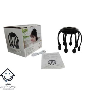تصویر ماساژور سر عنکبوتی همراه با دفترچه و کارتنش و کابل شارژ در کنار آن