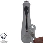 نمای نزدیک از دستگاه واتر جت دندان همراه با کابل شارژ USB.